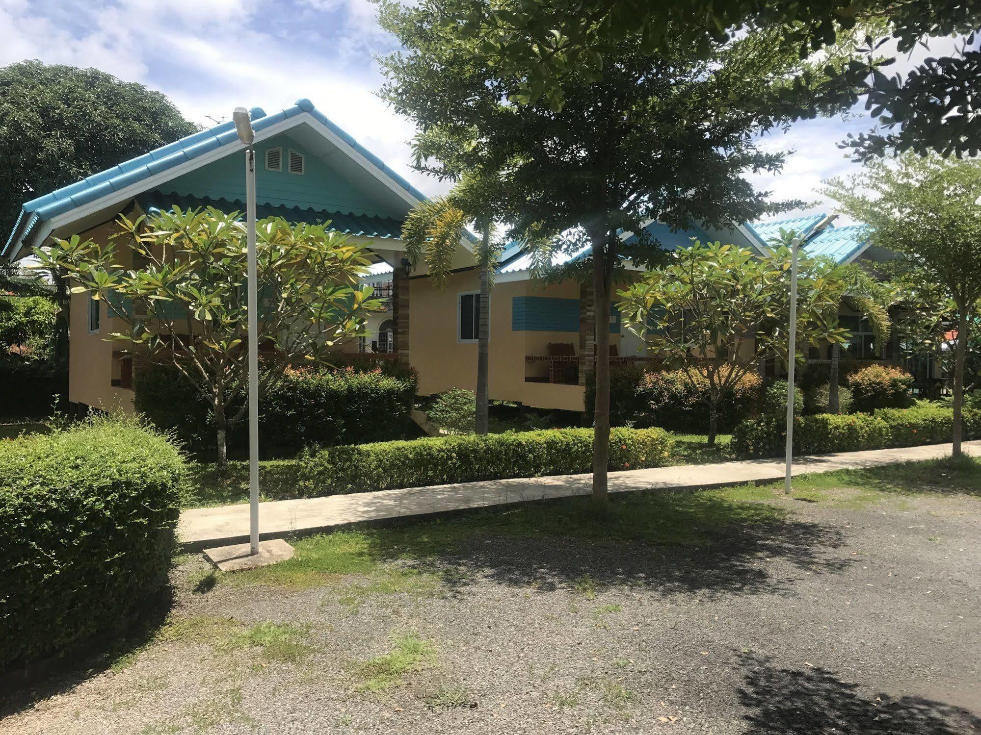 Sangtong Beach Resort Laem Sing Exterior photo